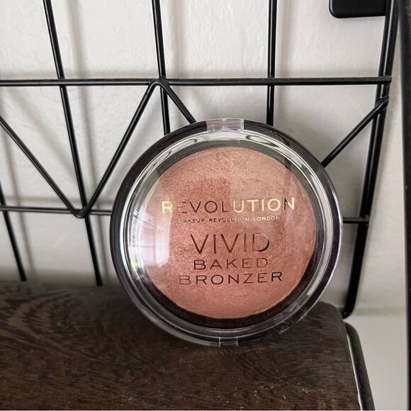 Revolution Vivid Baked Bronzer in Golden Days - Picture 1 of 2